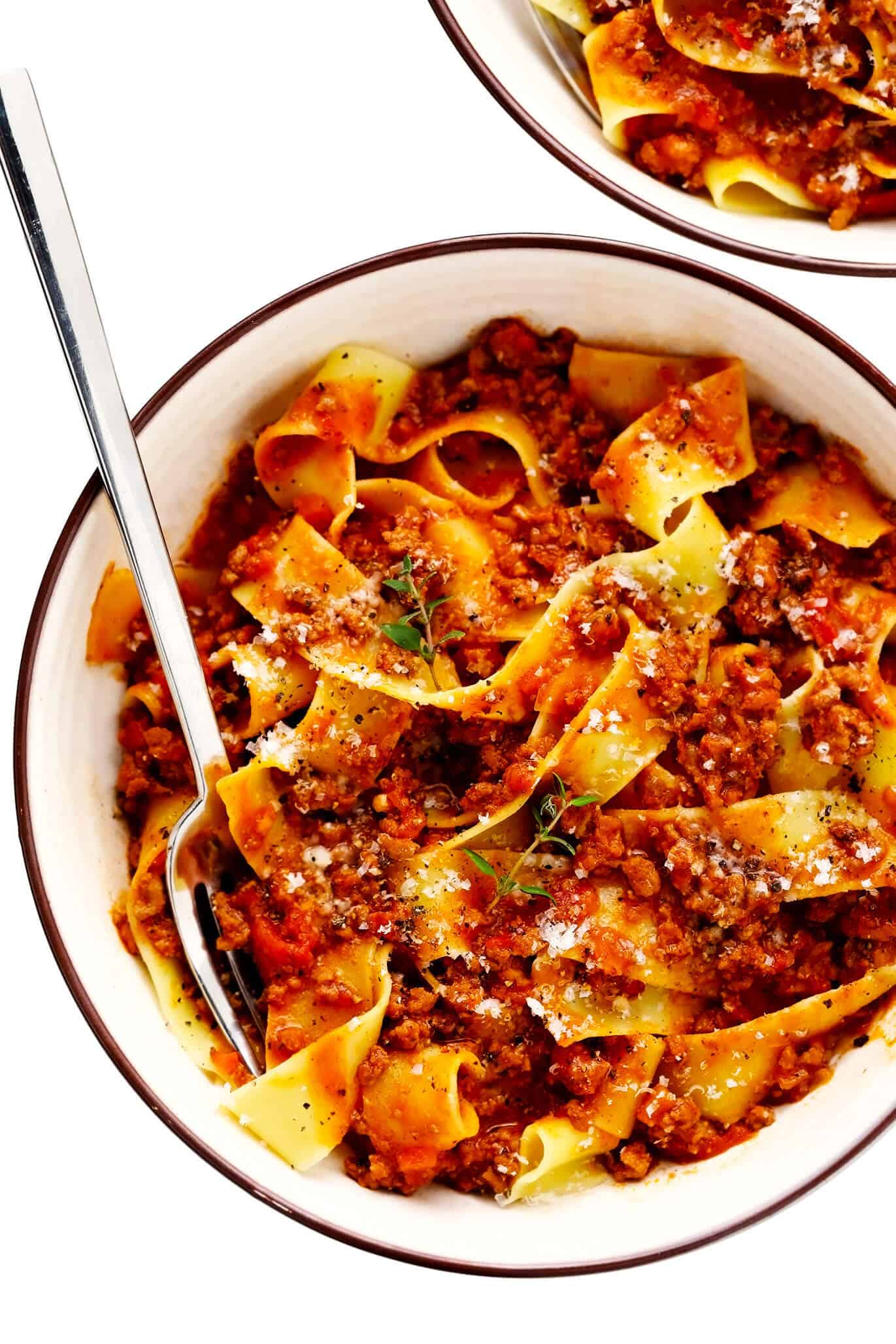 This amazing Bolognese sauce recipe is slow-simmered with a rich tomato base, a delicious blend of beef and pork, and the coziest blend of garlicky herb seasonings. Serve with pasta, gnocchi, or roasted eggplant and enjoy! | gimmesomeoven.com #bolognese #italian #meat #sauce #marinara #pasta #spaghetti #dinner #beef Pasta Bolognese with Pappardelle