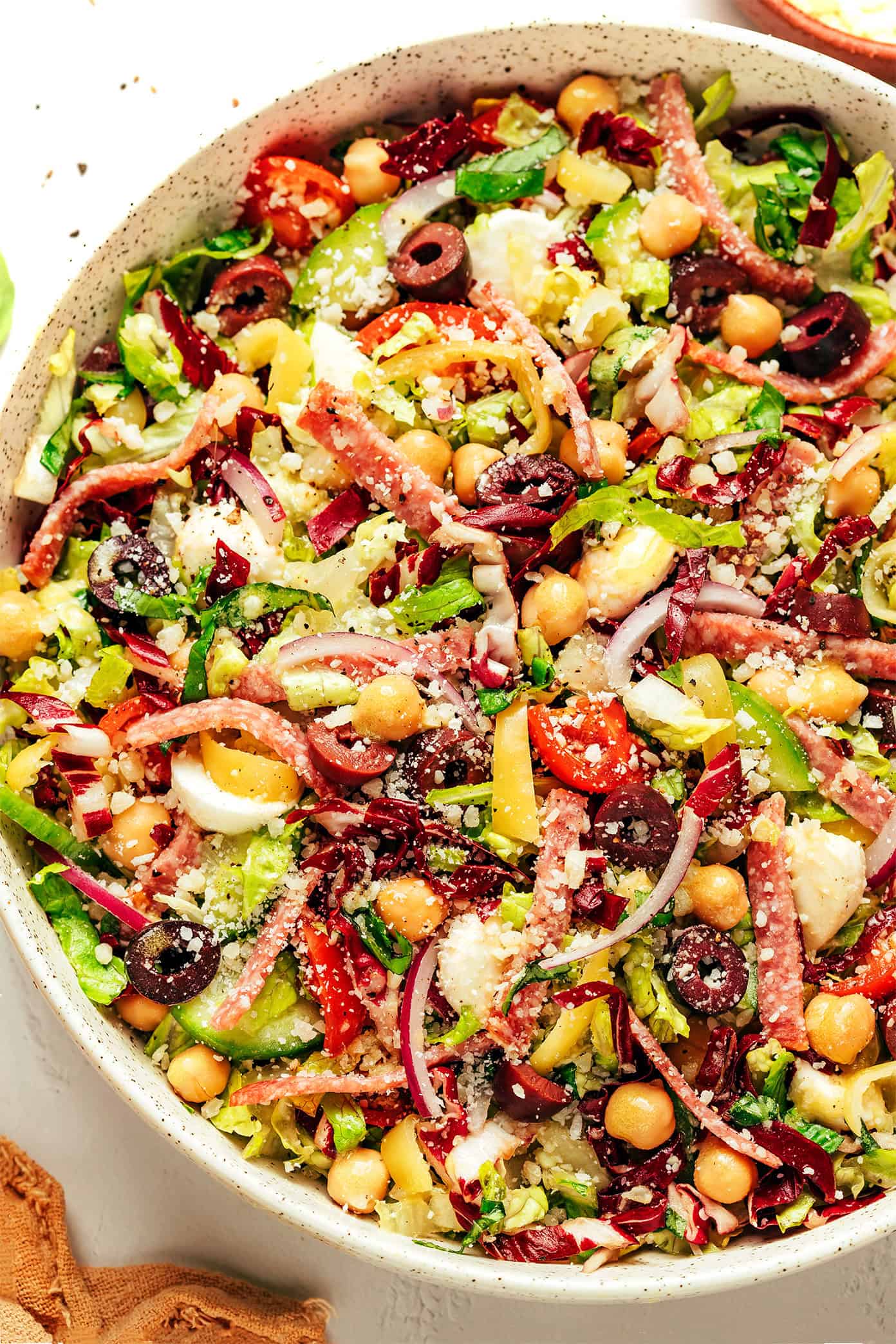 My favorite Italian chopped salad recipe is fresh, hearty, and bursting with zesty Italian flavors in each bite. | gimmesomeoven.com Italian chopped salad with salami and chickpeas