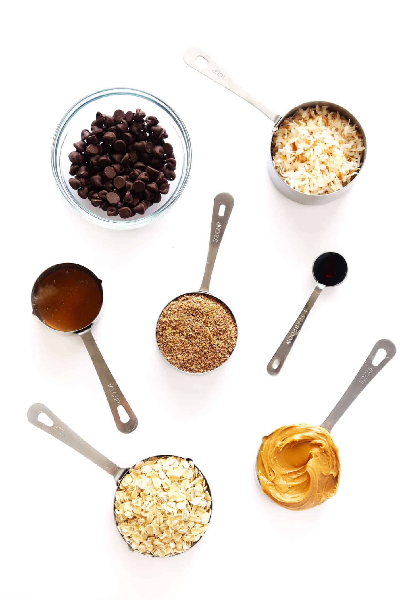 The BEST No Bake Energy Bites recipe! Easy to make with oats, peanut butter, chocolate chips, coconut and more. Perfect as a healthy meal prep snack or breakfast. And SO irresistibly delicious. | gimmesomeoven.com #energy #bites #balls #snack #breakfast #healthy #glutenfree #vegetarian #bars Energy Bites Ingredients