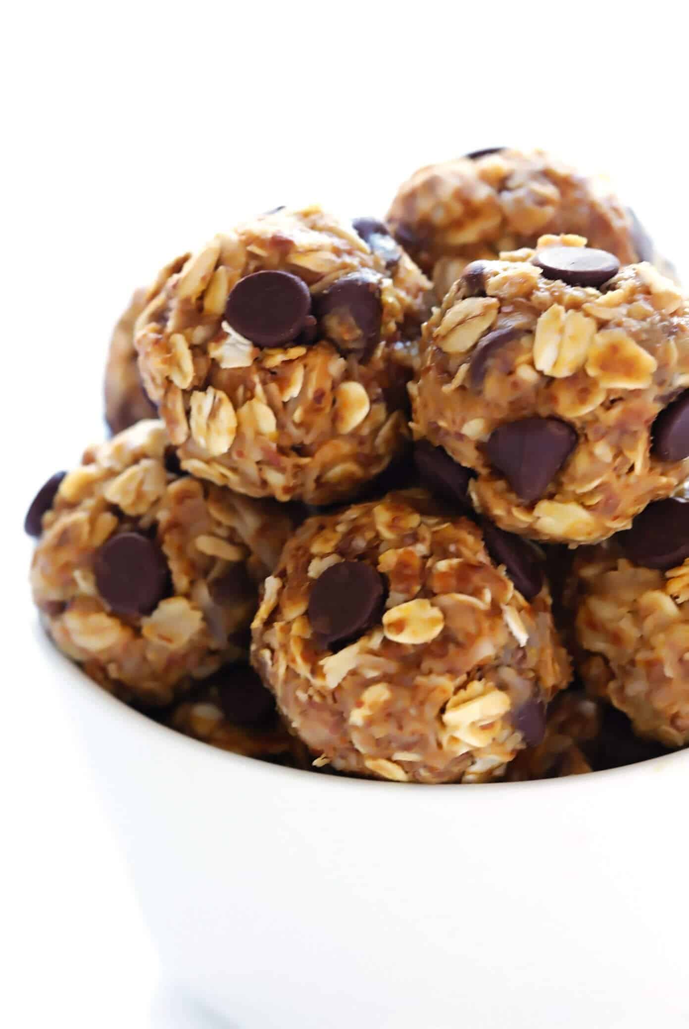 The BEST No Bake Energy Bites recipe! Easy to make with oats, peanut butter, chocolate chips, coconut and more. Perfect as a healthy meal prep snack or breakfast. And SO irresistibly delicious. | gimmesomeoven.com #energy #bites #balls #snack #breakfast #healthy #glutenfree #vegetarian #bars Easy No Bake Energy Bites Recipe