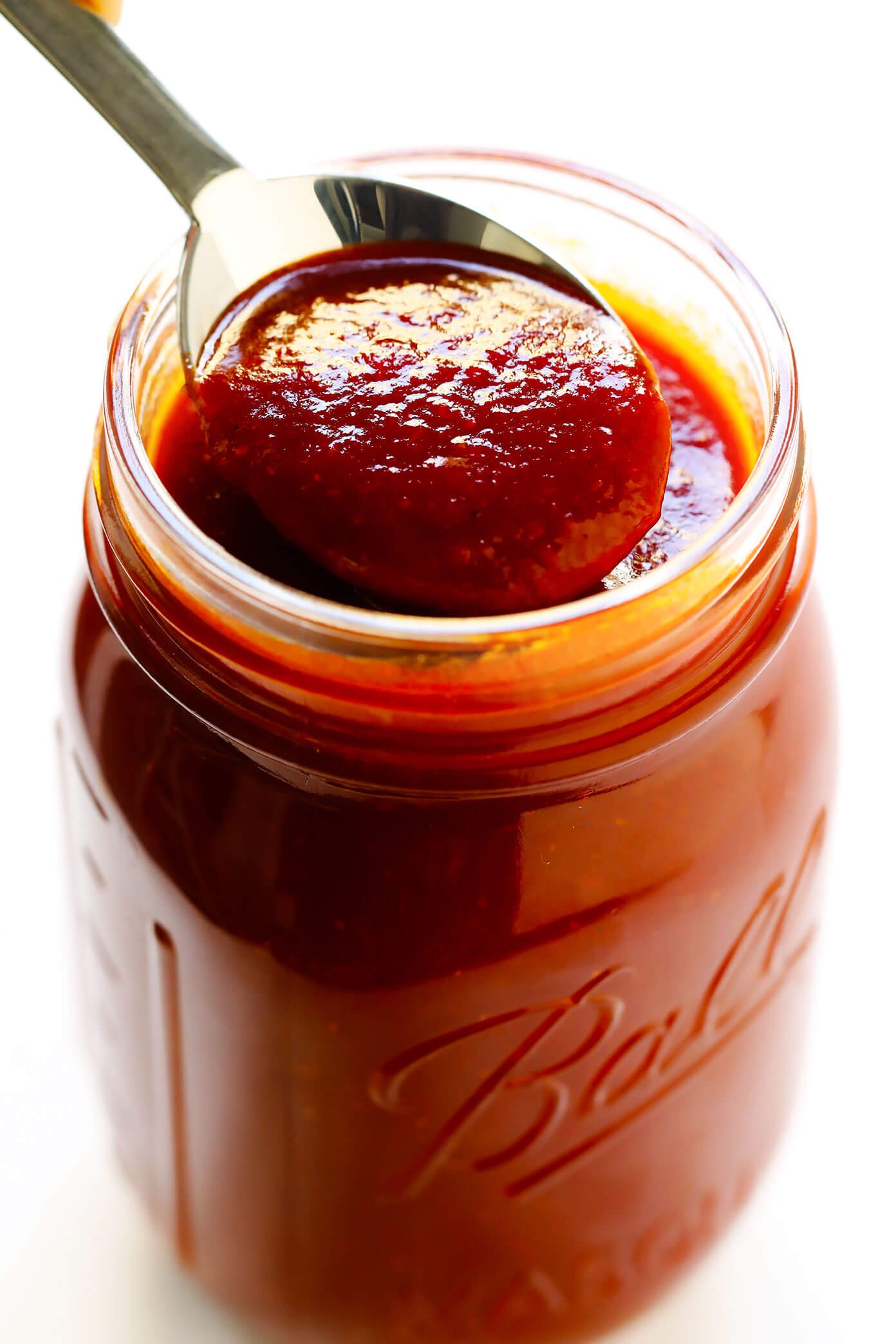 This Kansas City-style homemade BBQ sauce recipe is super quick and easy to make, and full of the best tangy, smoky and slightly-sweet flavors that everyone is sure to love! Add it to chicken, pork, ribs, pizza, salad, tacos or whatever sounds good. | gimmesomeoven.com #bbq #sauce #barbecue #homemade #summer #grilled #chicken #pork #glutenfree #healthy Best BBQ Sauce Recipe