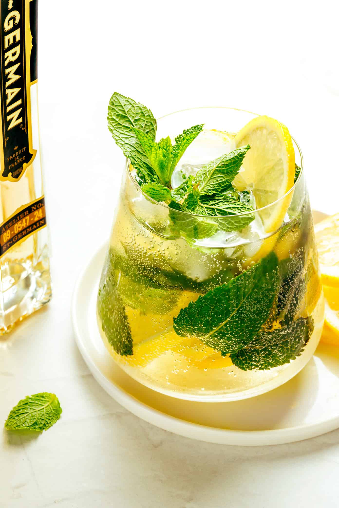 This classic Hugo Spritz recipe is made with prosecco, elderflower liqueur, soda water, mint, and lime — the perfect Italian cocktail for summer. | gimmesomeovencom Hugo Spritz
