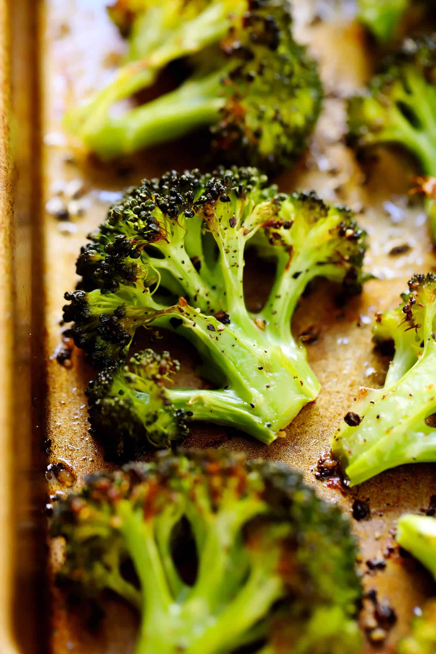 The BEST roasted broccoli recipe! Easy to make, perfectly tender and crispy, and crazy delicious. Plus, lots of suggestions for different seasonings and toppings to customize your own roast broccoli! | gimmesomeoven.com #broccoli #healthy #vegetable #glutenfree #vegan #vegetarian #side #howto Roasted Broccoli