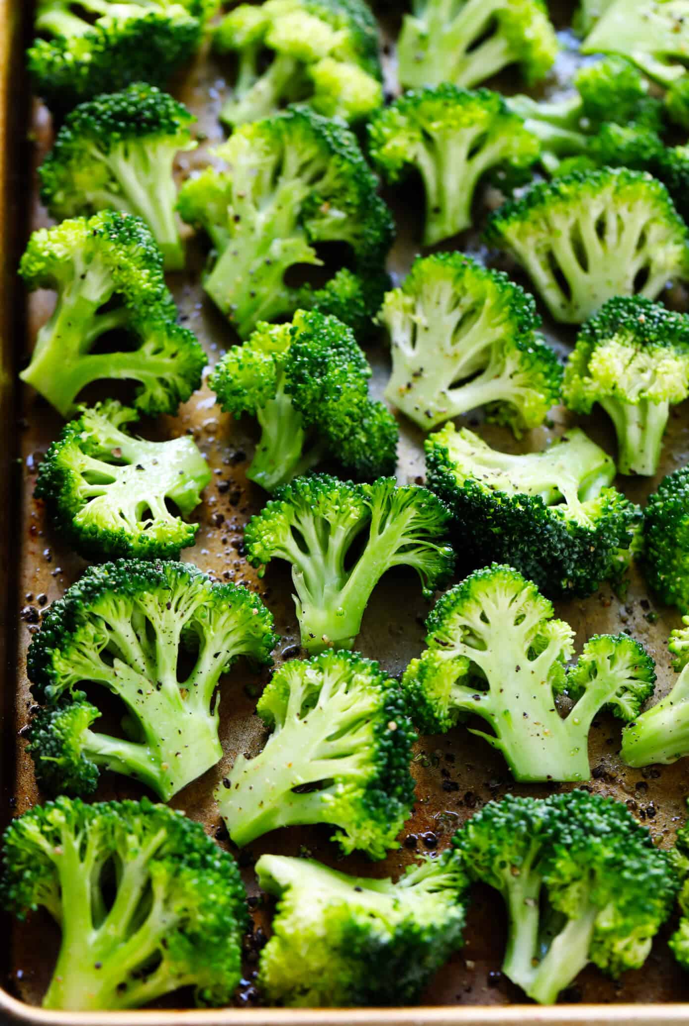 The BEST roasted broccoli recipe! Easy to make, perfectly tender and crispy, and crazy delicious. Plus, lots of suggestions for different seasonings and toppings to customize your own roast broccoli! | gimmesomeoven.com #broccoli #healthy #vegetable #glutenfree #vegan #vegetarian #side #howto Raw Broccoli Florets