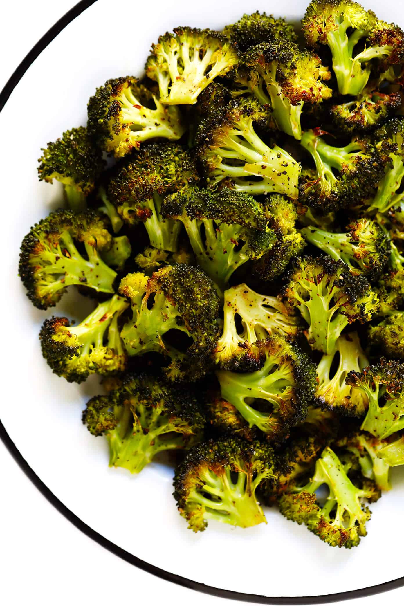 The BEST roasted broccoli recipe! Easy to make, perfectly tender and crispy, and crazy delicious. Plus, lots of suggestions for different seasonings and toppings to customize your own roast broccoli! | gimmesomeoven.com #broccoli #healthy #vegetable #glutenfree #vegan #vegetarian #side #howto Roasted Broccoli Recipe