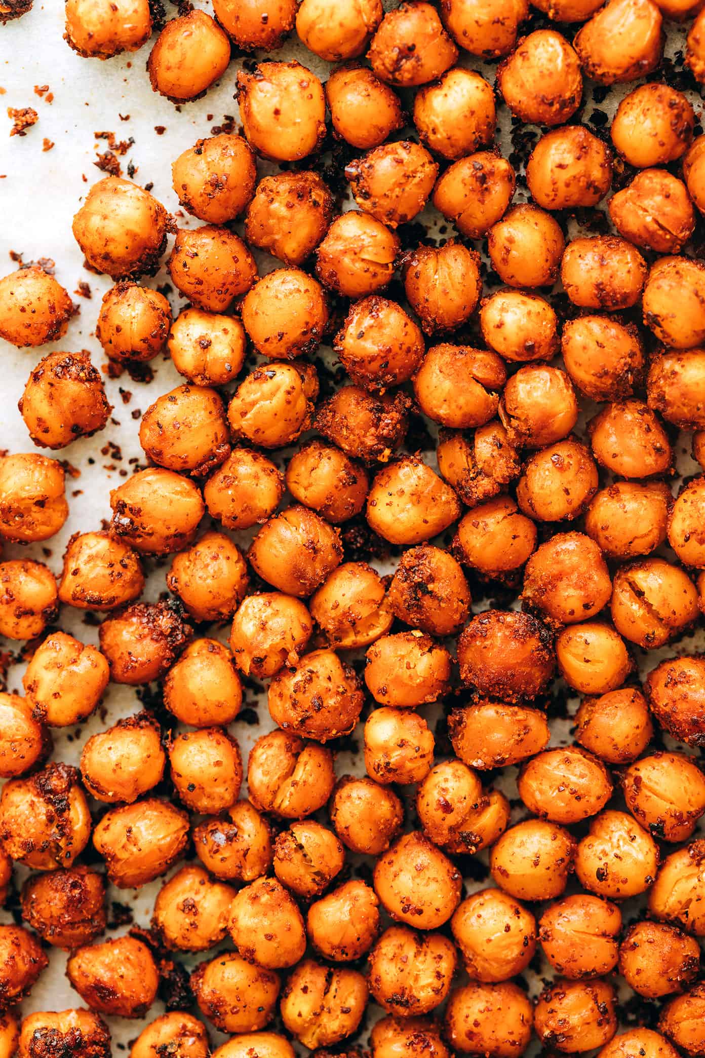 This oven roasted chickpeas recipe is super-simple to make with a simple seasoning blend (smoked paprika, sumac, garlic powder, salt and pepper) and irresistibly crispy and delicious! Perfect as a healthy snack or topping salads, soups, buddah bowls, pastas and more. Also naturally vegetarian, vegan and gluten-free. | gimmesomeoven.com Roasted Chickpeas