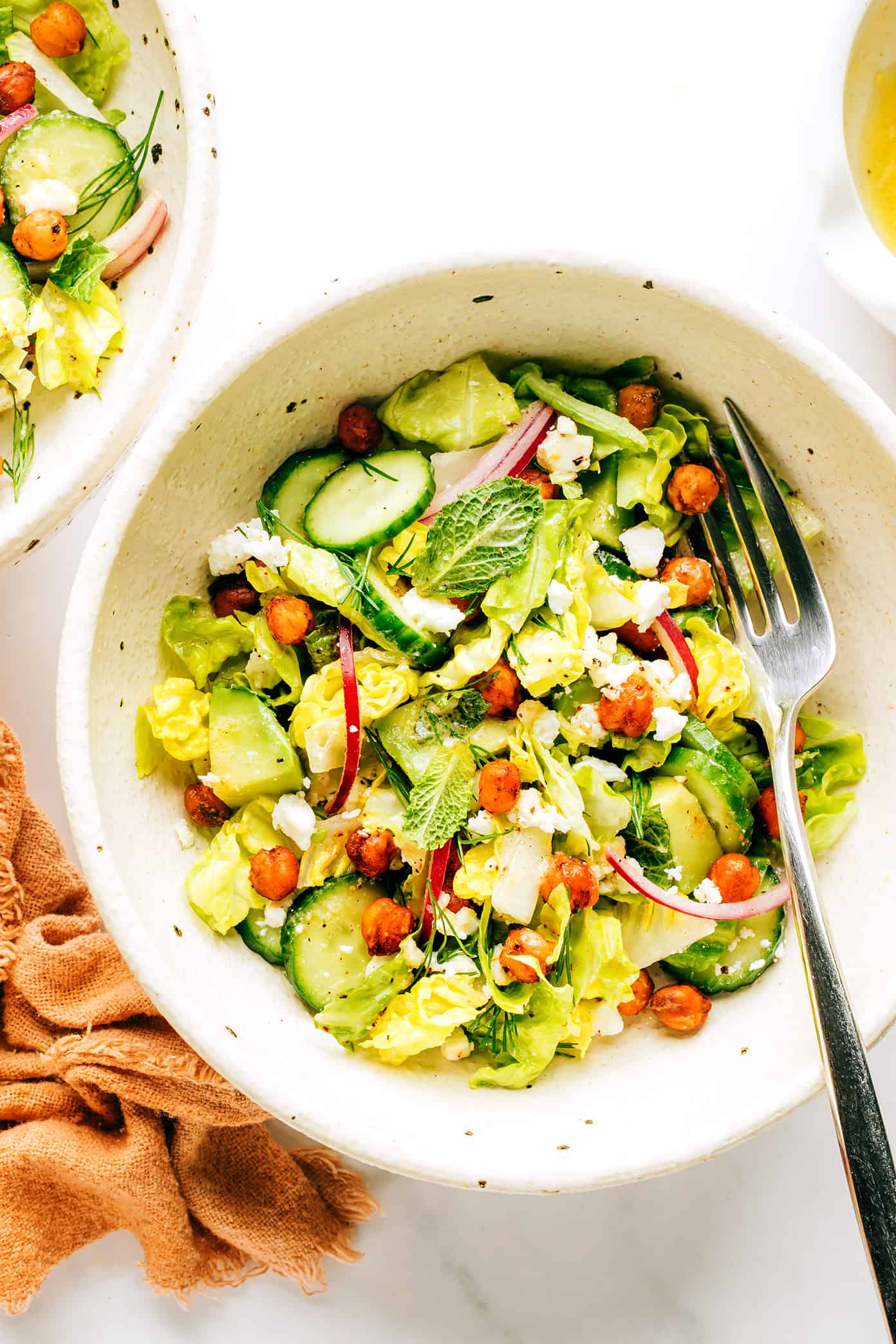 This oven roasted chickpeas recipe is super-simple to make with a simple seasoning blend (smoked paprika, sumac, garlic powder, salt and pepper) and irresistibly crispy and delicious! Perfect as a healthy snack or topping salads, soups, buddah bowls, pastas and more. Also naturally vegetarian, vegan and gluten-free. | gimmesomeoven.com Roasted chickpea salad