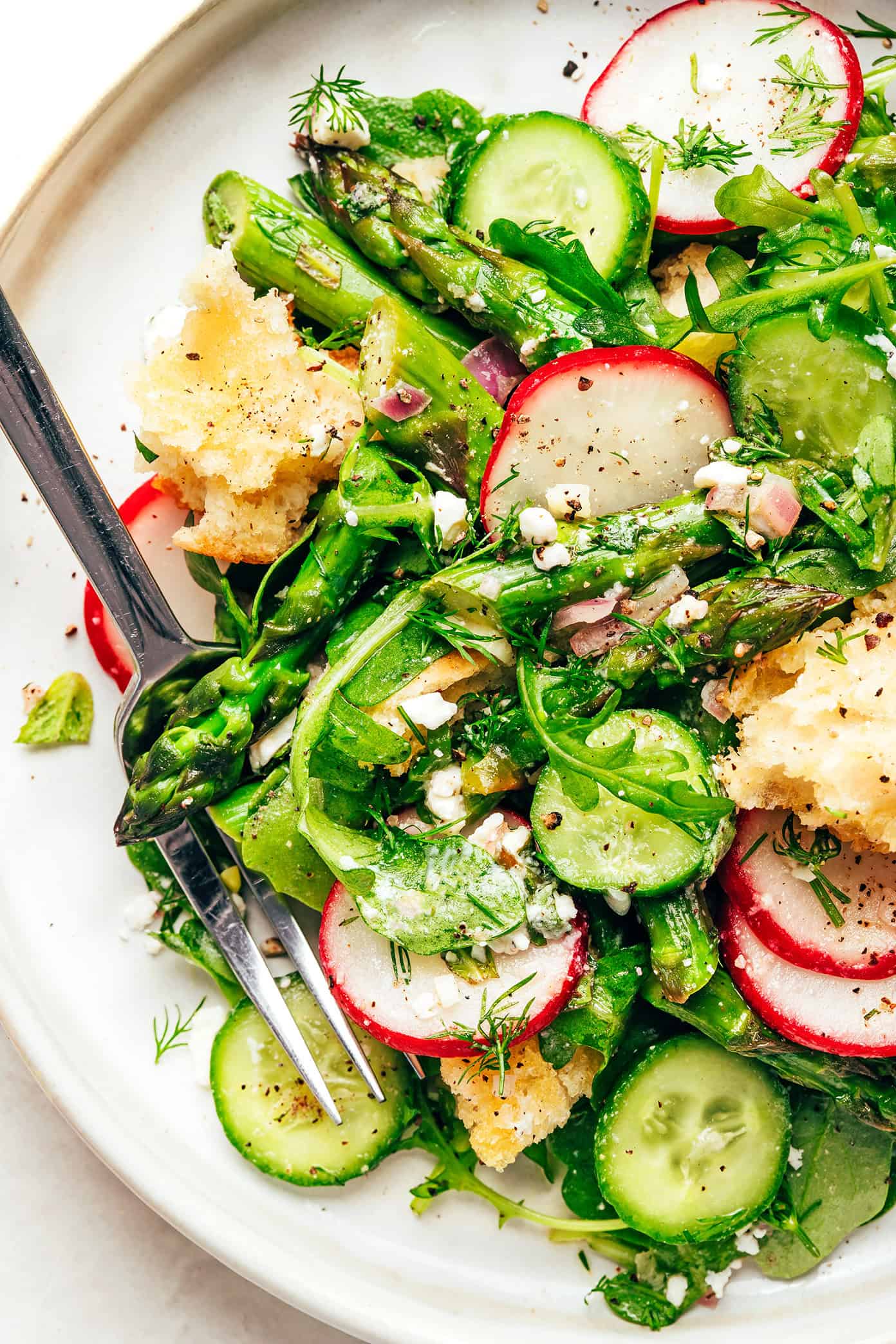 This vibrant spring panzanella salad recipe features crispy sourdough croutons, roasted asparagus, fresh veggies, herbs, feta, and a lemony shallot vinaigrette. | gimmesomeoven.com Spring Panzanella