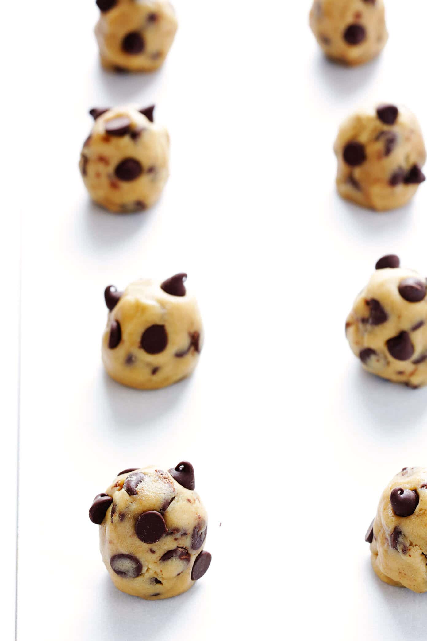 My all-time favorite chocolate chip cookie recipe! These chocolate chip cookies are perfectly soft and chewy and buttery, loaded up with semisweet chocolate chips, and completely irresistible. | Gimme Some Oven #chocolate #cookies #baking #christmas #holiday #dessert How To Make Chocolate Chip Cookies